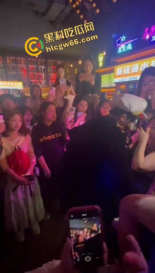 长沙春天夜店姐姐们爆玩男模，腹肌热舞搔到湿，小仙女们轮流上手，今晚不射都难！  第11张