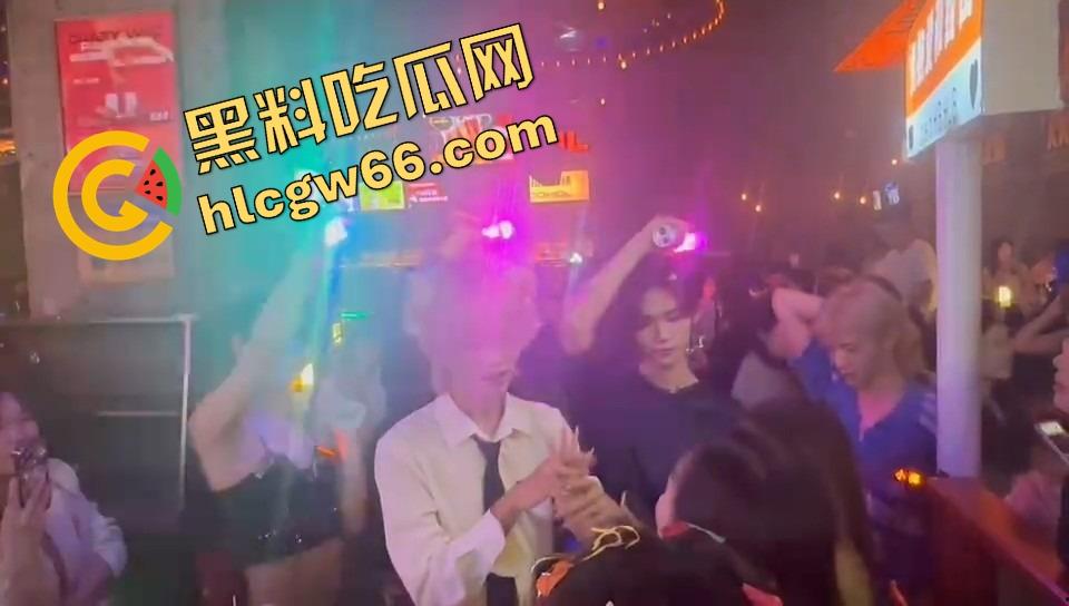 长沙春天夜店姐姐们爆玩男模，腹肌热舞搔到湿，小仙女们轮流上手，今晚不射都难！  第18张