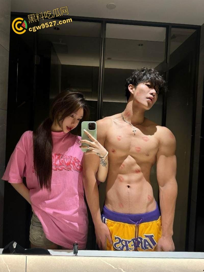 抖音网红【鸡腿弟弟】，肌肉体育生约炮百里送逼的女粉，镜前后入主动录像记录，娇小身材被后入爆操！  第2张