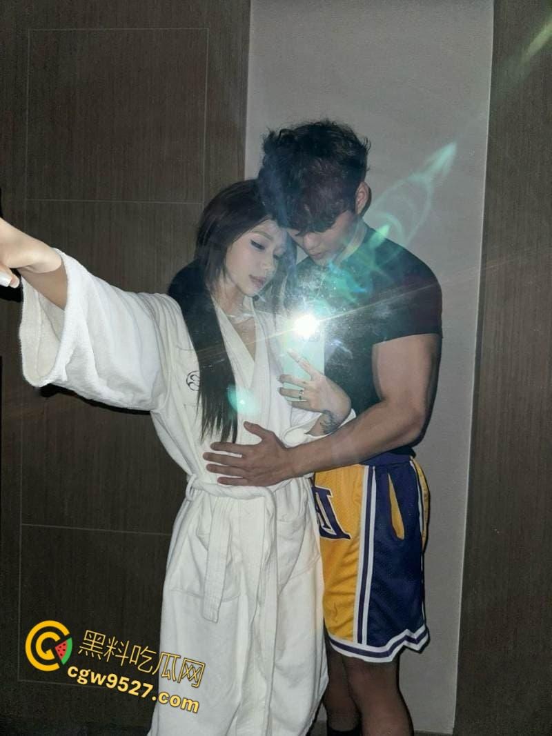 抖音网红【鸡腿弟弟】，肌肉体育生约炮百里送逼的女粉，镜前后入主动录像记录，娇小身材被后入爆操！  第4张