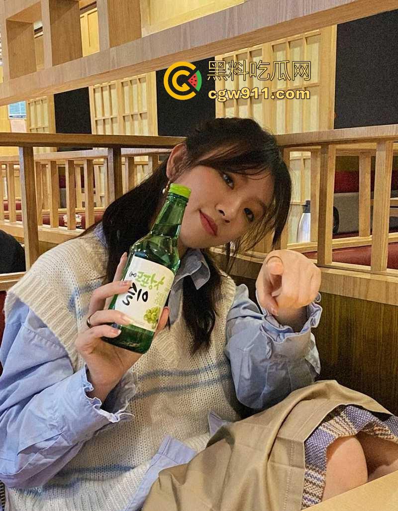 山东清纯萝莉【陆颖】情趣装做爱流出，被包养成淫荡性宠，可爱萝莉戴狗链穿情趣皮裙，花式爆操太尼玛得劲了！  第4张