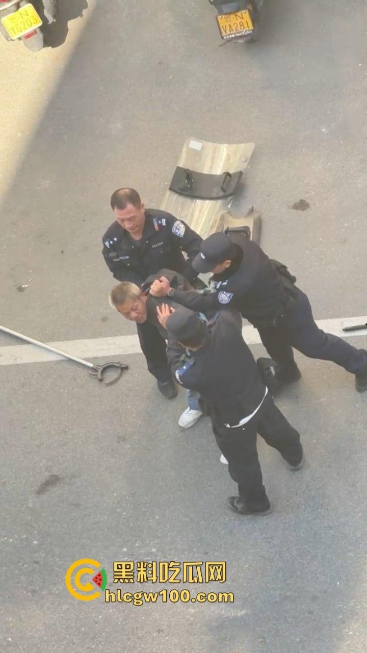 大爷不语只想砍人 汕尾市海丰县单身老头当街挥刀泄愤吓坏路人  疑似故意混牢饭？ 第1张