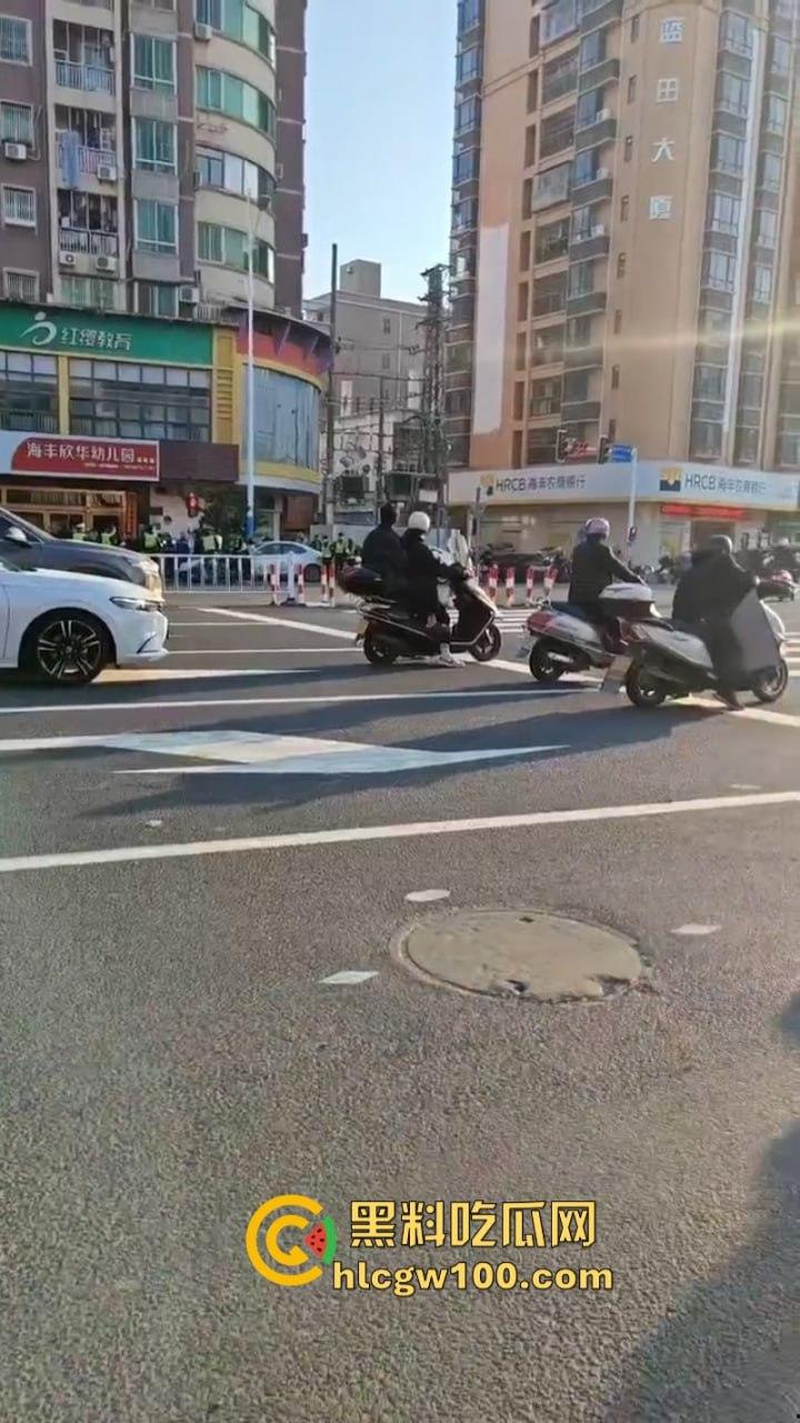 大爷不语只想砍人 汕尾市海丰县单身老头当街挥刀泄愤吓坏路人  疑似故意混牢饭？ 第5张