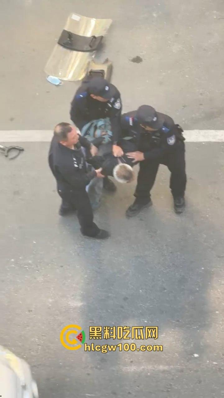 大爷不语只想砍人 汕尾市海丰县单身老头当街挥刀泄愤吓坏路人  疑似故意混牢饭？ 第9张