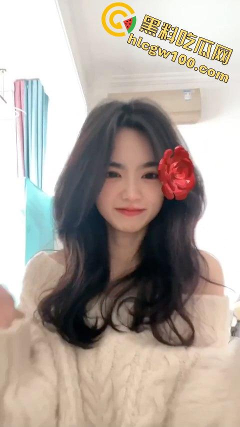 青岛科技大学顶级校花【张星研】被金主抱起来玩弄，骚穴湿的都拉丝了，高潮脸太上头  第1张