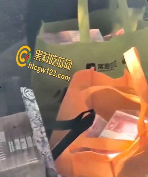 宝马哥豪掷300万现金街头撒钱,霸气扬言买奔驰砸烂,钞票狂舞撩爆全场! 第3张 宝马哥豪掷300万现金街头撒钱,霸气扬言买奔驰砸烂,钞票狂舞撩爆全场! 第3张