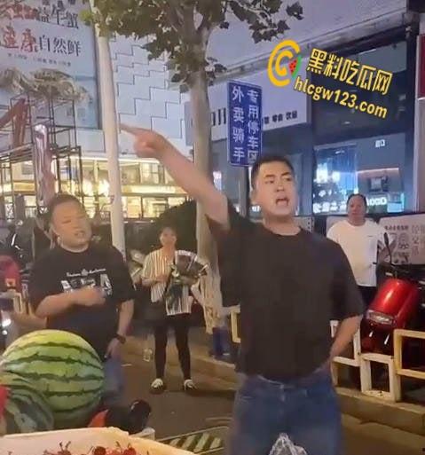 宝马哥豪掷300万现金街头撒钱,霸气扬言买奔驰砸烂,钞票狂舞撩爆全场! 第4张 宝马哥豪掷300万现金街头撒钱,霸气扬言买奔驰砸烂,钞票狂舞撩爆全场! 第4张