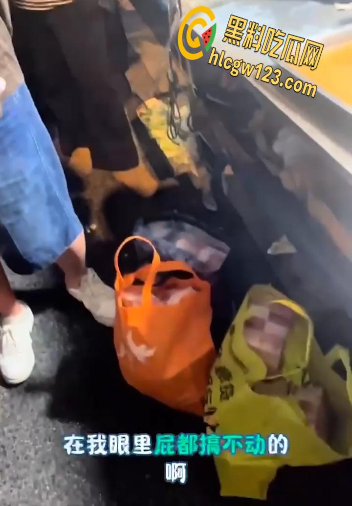 宝马哥豪掷300万现金街头撒钱,霸气扬言买奔驰砸烂,钞票狂舞撩爆全场! 第7张 宝马哥豪掷300万现金街头撒钱,霸气扬言买奔驰砸烂,钞票狂舞撩爆全场! 第7张