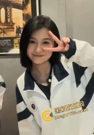 日照女大学生『孙欣欣』体育生前后夹击坐脸吃鸡双手撸两根,3P群啪、吃鸡69全来玩得跟条狗一样! 第3张 日照女大学生『孙欣欣』体育生前后夹击坐脸吃鸡双手撸两根,3P群啪、吃鸡69全来玩得跟条狗一样! 第3张