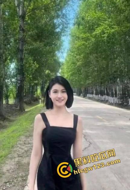 日照女大学生『孙欣欣』体育生前后夹击坐脸吃鸡双手撸两根,3P群啪、吃鸡69全来玩得跟条狗一样! 第4张 日照女大学生『孙欣欣』体育生前后夹击坐脸吃鸡双手撸两根,3P群啪、吃鸡69全来玩得跟条狗一样! 第4张