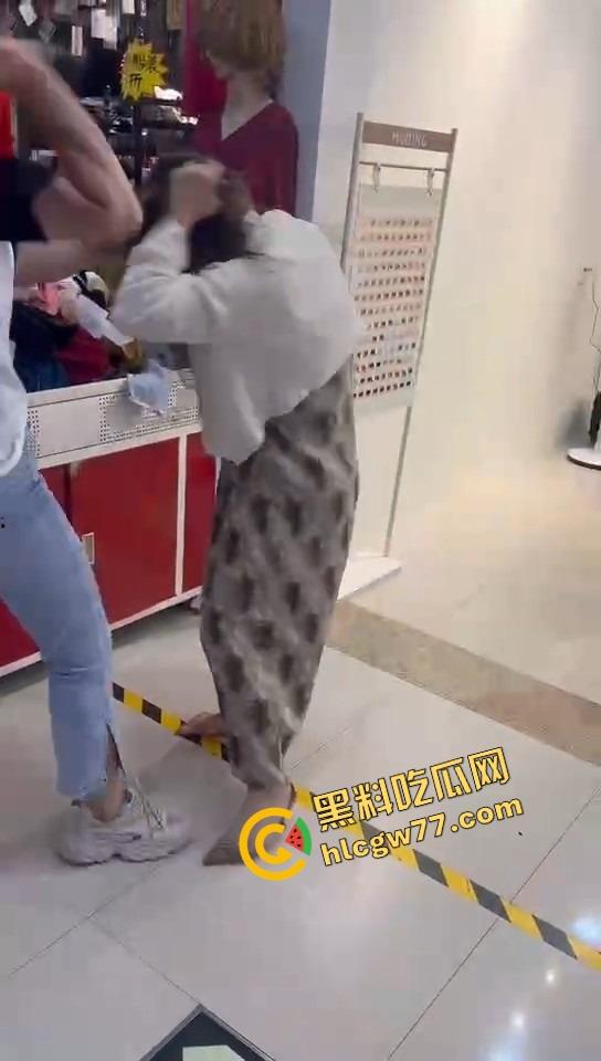 美甲店撕逼名场面，正室冲店狂扇小三，吊带扯烂奶子快蹦飞，围观群众全程高能吃瓜！  第3张