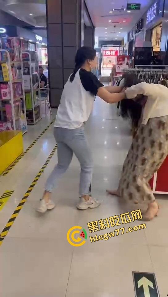 美甲店撕逼名场面，正室冲店狂扇小三，吊带扯烂奶子快蹦飞，围观群众全程高能吃瓜！  第4张