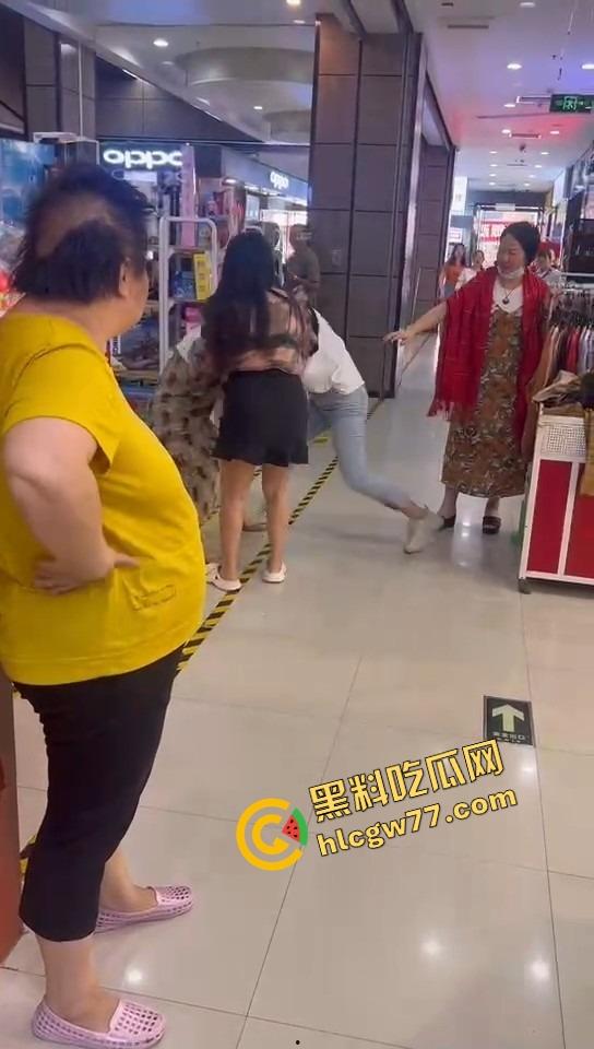 美甲店撕逼名场面，正室冲店狂扇小三，吊带扯烂奶子快蹦飞，围观群众全程高能吃瓜！  第5张