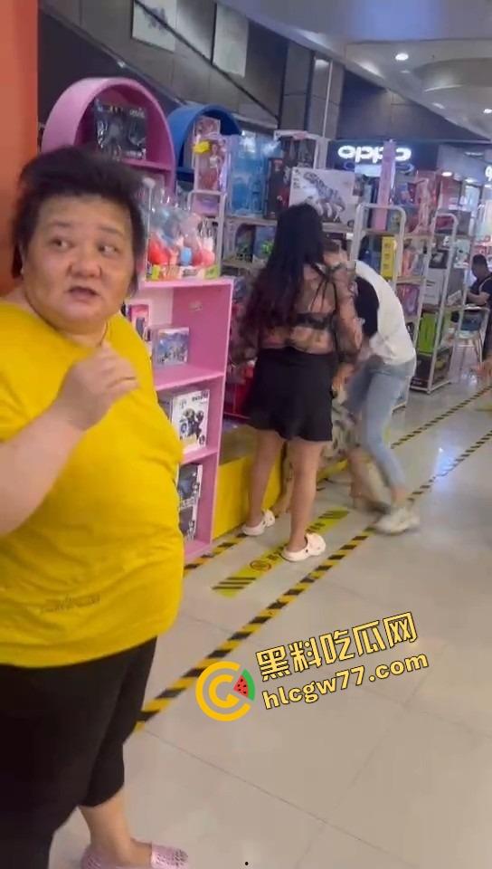 美甲店撕逼名场面，正室冲店狂扇小三，吊带扯烂奶子快蹦飞，围观群众全程高能吃瓜！  第6张