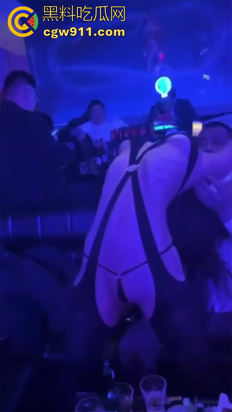 有钱人的淫乱生活夜，夜场骚鸡激情时刻，火辣身材长腿美女，刺激贴身热舞，扭臀吃奶卖弄风骚，大哥笑的都合不拢嘴了！  第7张