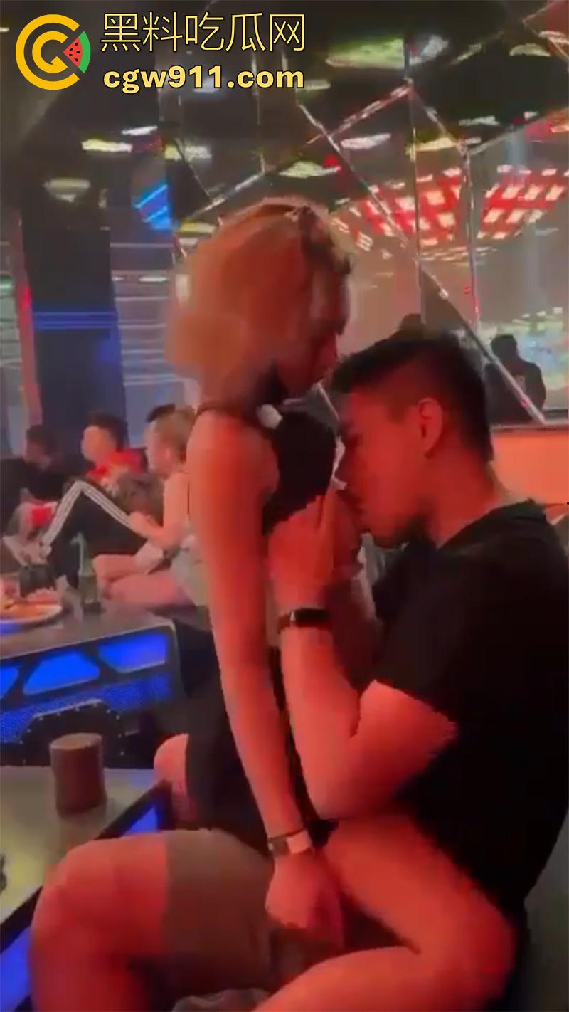 有钱人的淫乱生活夜，夜场骚鸡激情时刻，火辣身材长腿美女，刺激贴身热舞，扭臀吃奶卖弄风骚，大哥笑的都合不拢嘴了！  第14张