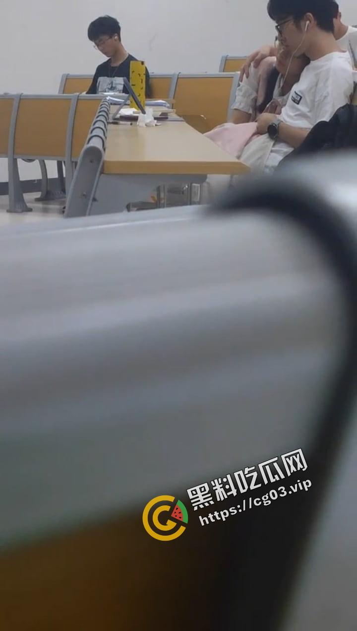 华南理工 逆天小情侣 坐自习室第一排  旁若无人般棒男的打飞机 被偷拍发上表白墙 第4张