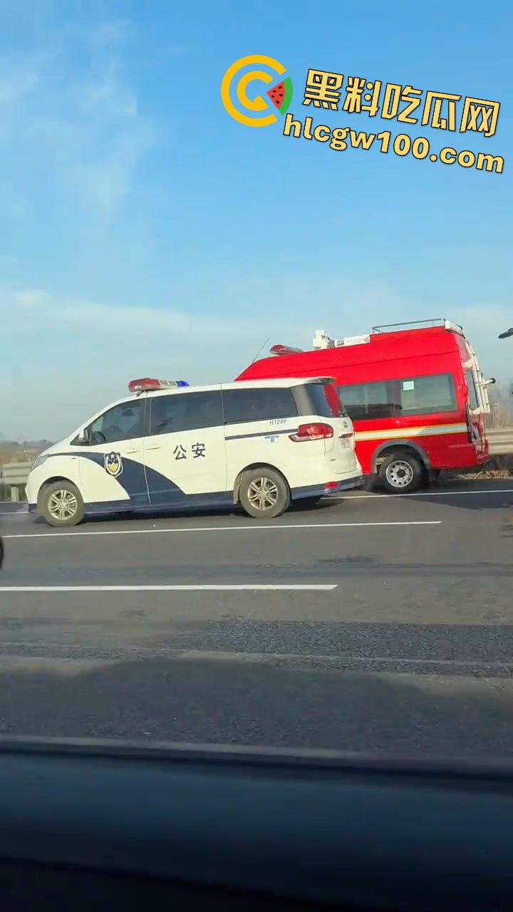 揪心！沪昆高速惊现超级追尾，几十辆车 “叠罗汉”，多辆货车车头被挤压成铁饼  第3张