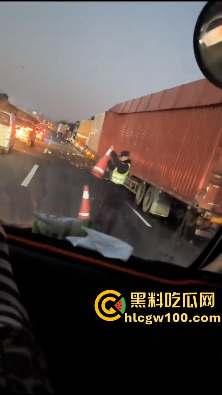 揪心！沪昆高速惊现超级追尾，几十辆车 “叠罗汉”，多辆货车车头被挤压成铁饼  第5张