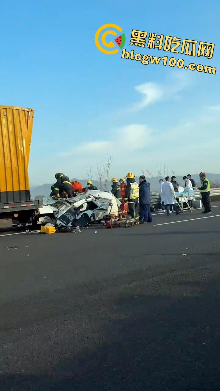 揪心！沪昆高速惊现超级追尾，几十辆车 “叠罗汉”，多辆货车车头被挤压成铁饼  第6张
