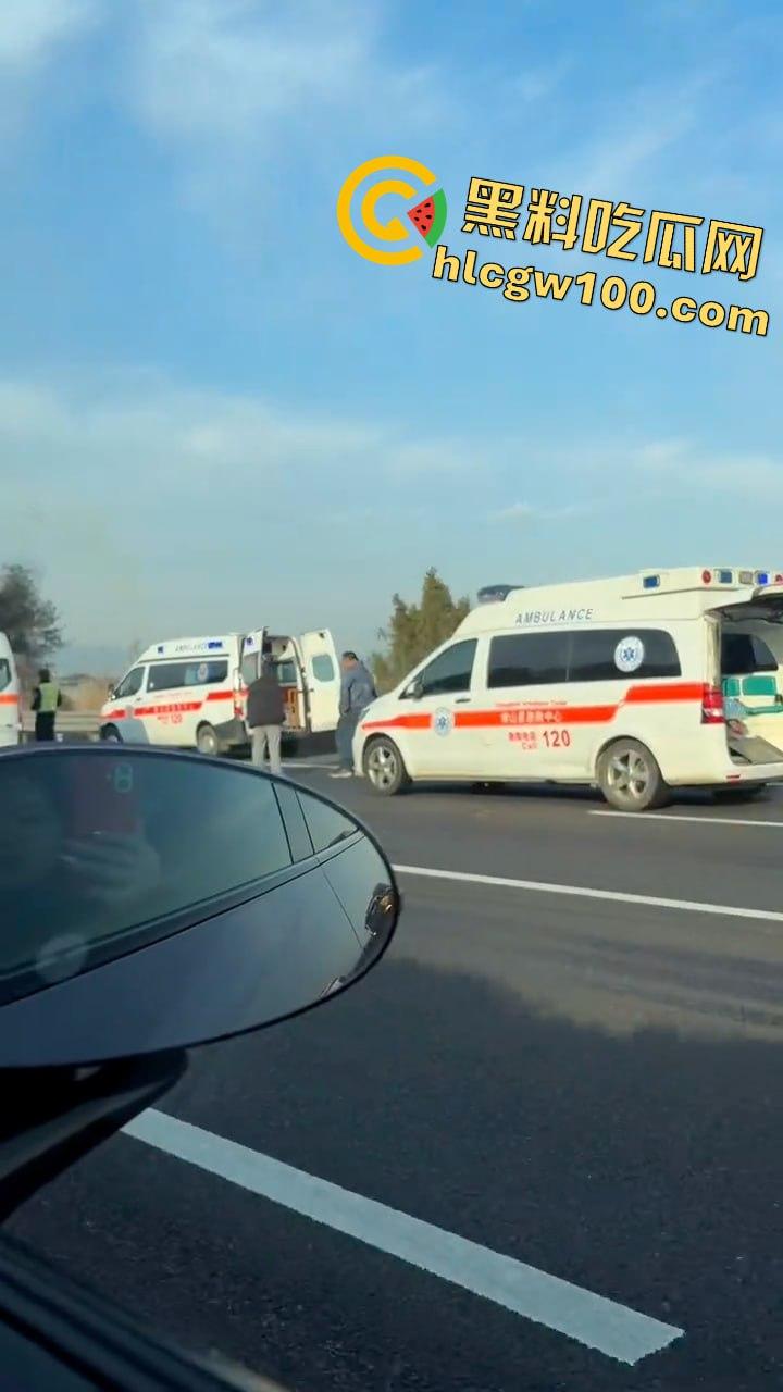 揪心！沪昆高速惊现超级追尾，几十辆车 “叠罗汉”，多辆货车车头被挤压成铁饼  第9张