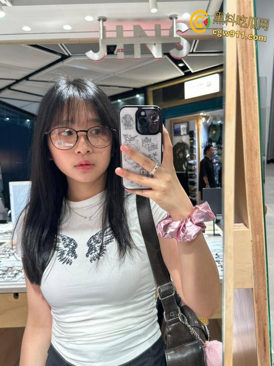 香港清纯学生妹【朱双双】，户外露脸口交，白袜校服跪舔男友大屌，内裤挂在腿上被抬腿后入，还颜射一脸 ！  第4张