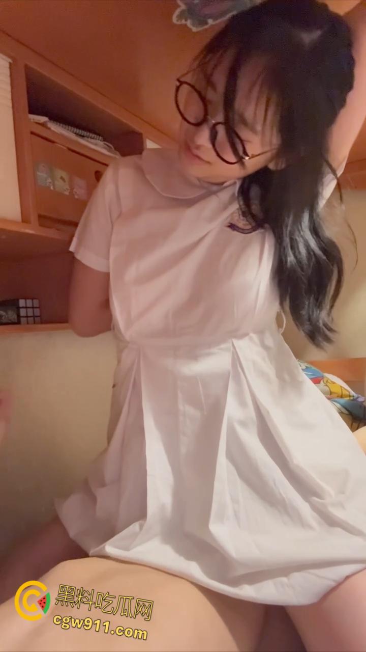 香港清纯学生妹【朱双双】，户外露脸口交，白袜校服跪舔男友大屌，内裤挂在腿上被抬腿后入，还颜射一脸 ！  第8张