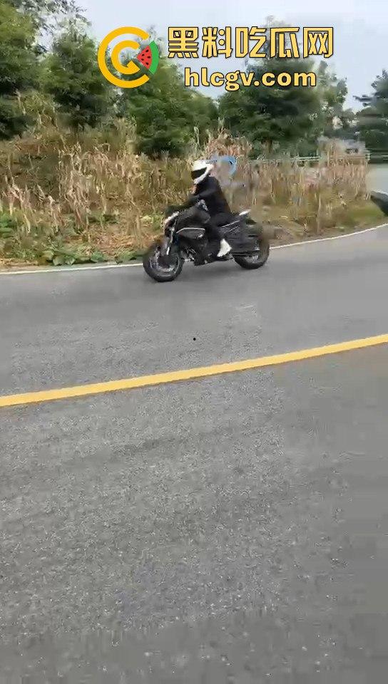 小仙女骑摩托压弯失败摔车！摔得惨不忍睹，看到吃瓜群众拍摄直接破防大骂！  第2张