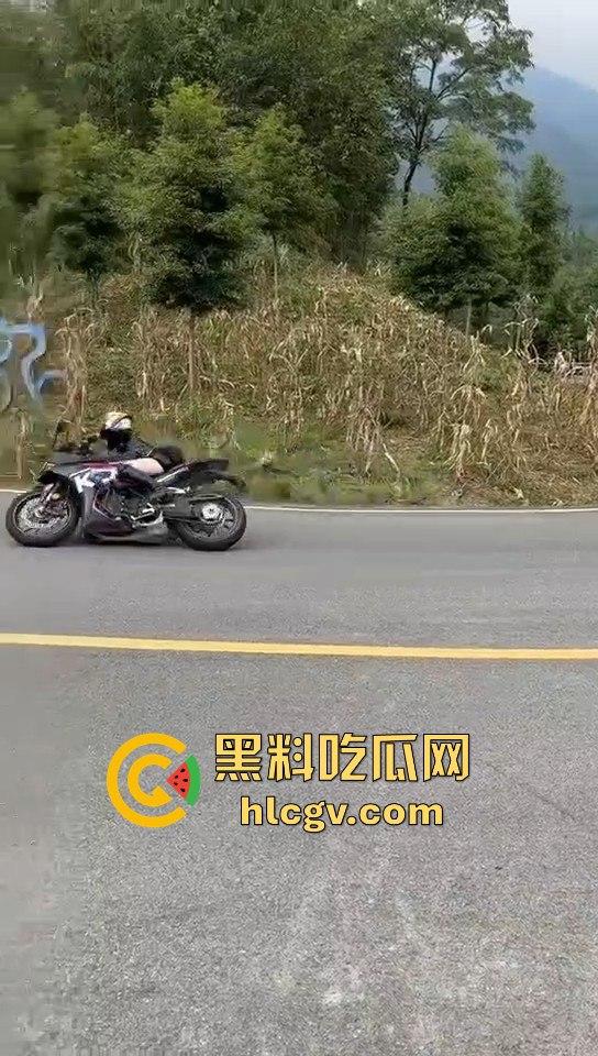 小仙女骑摩托压弯失败摔车！摔得惨不忍睹，看到吃瓜群众拍摄直接破防大骂！  第4张