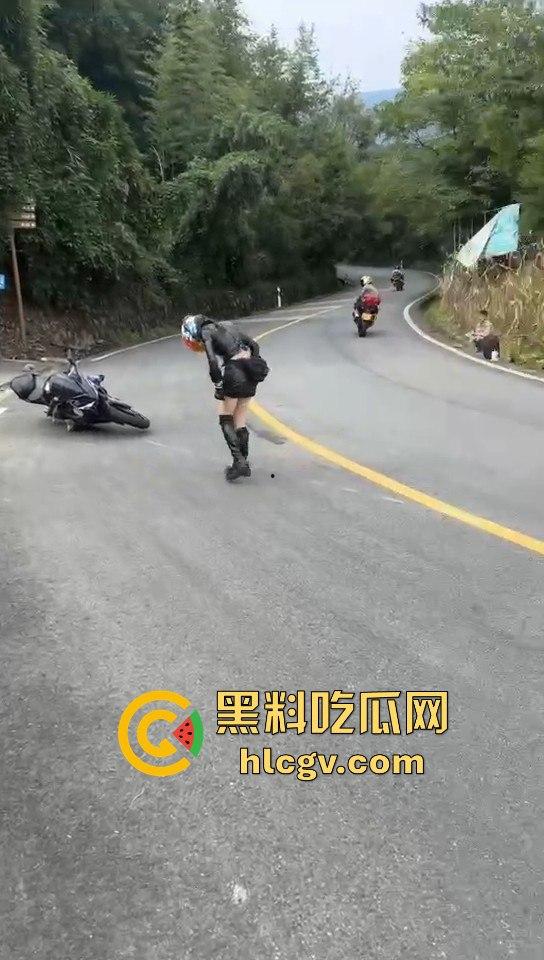 小仙女骑摩托压弯失败摔车！摔得惨不忍睹，看到吃瓜群众拍摄直接破防大骂！  第5张