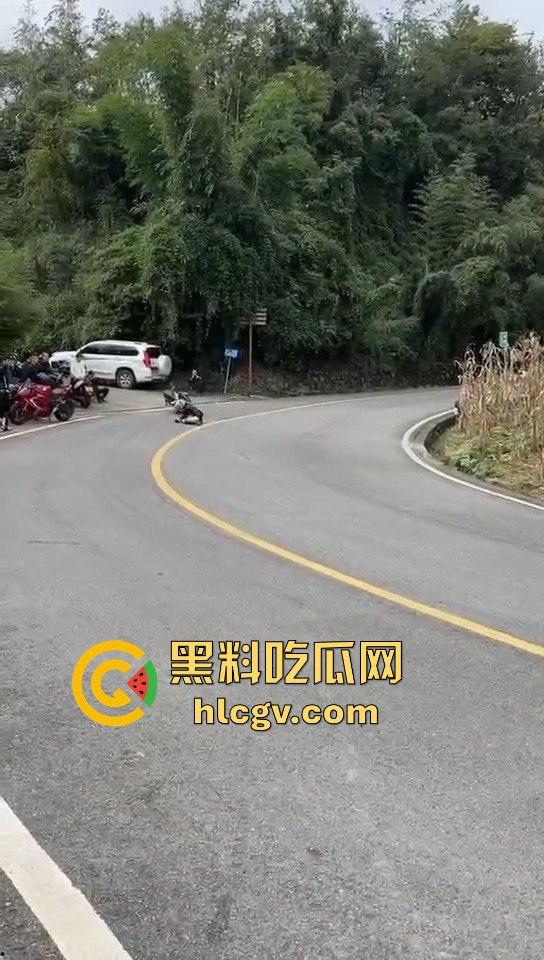 小仙女骑摩托压弯失败摔车！摔得惨不忍睹，看到吃瓜群众拍摄直接破防大骂！  第9张