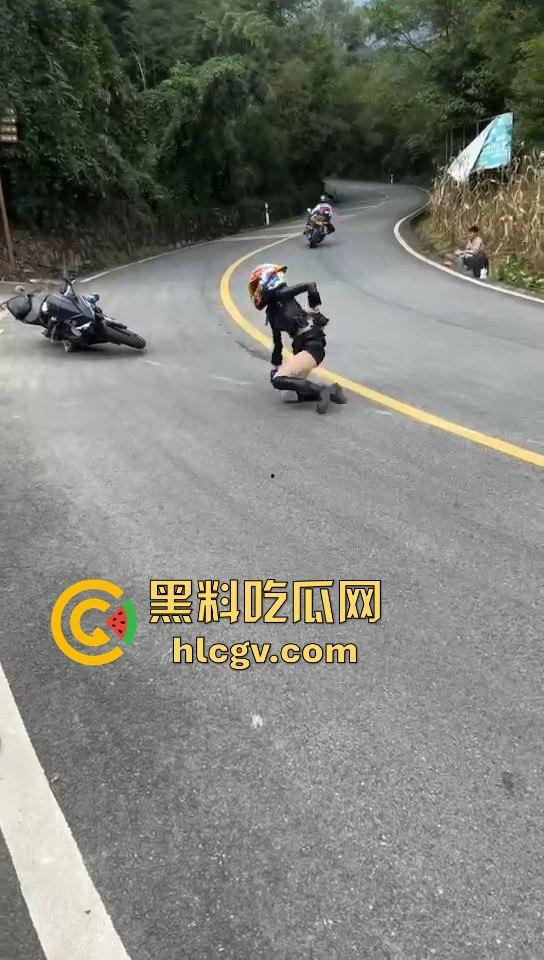 小仙女骑摩托压弯失败摔车！摔得惨不忍睹，看到吃瓜群众拍摄直接破防大骂！  第10张