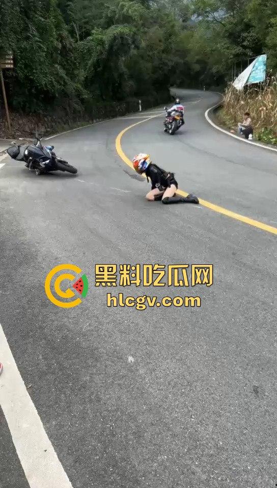 小仙女骑摩托压弯失败摔车！摔得惨不忍睹，看到吃瓜群众拍摄直接破防大骂！  第11张