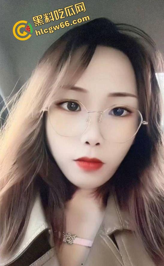 佛山小区人妻骚妇『邵萍丽』偷情嫌老公三下完事,转头让我操得腿软叫不停,高潮后主动舔鸡巴喊香! 第4张 佛山小区人妻骚妇『邵萍丽』偷情嫌老公三下完事,转头让我操得腿软叫不停,高潮后主动舔鸡巴喊香! 第4张