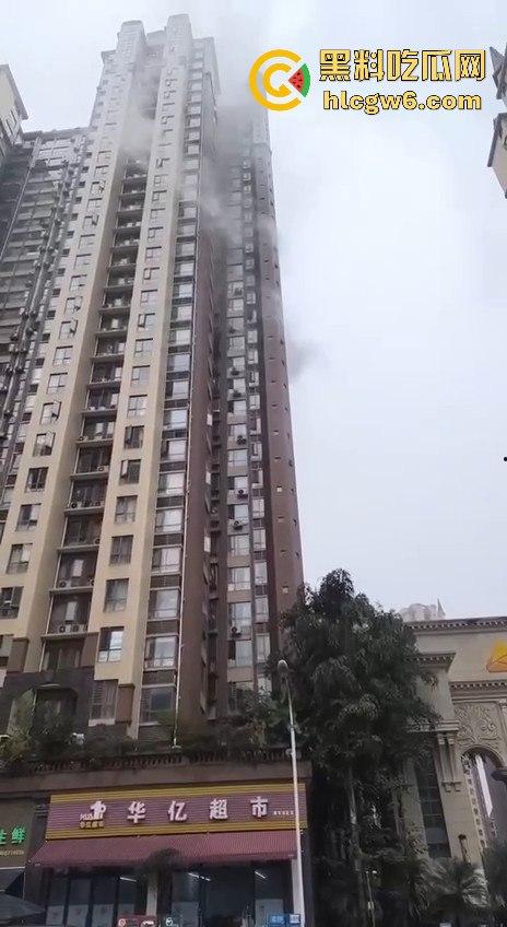 四川乐山峨眉维多利亚小区突发火灾,火灾具体什么原因引起的待确定中，出门在外一定要做好防火。  第1张