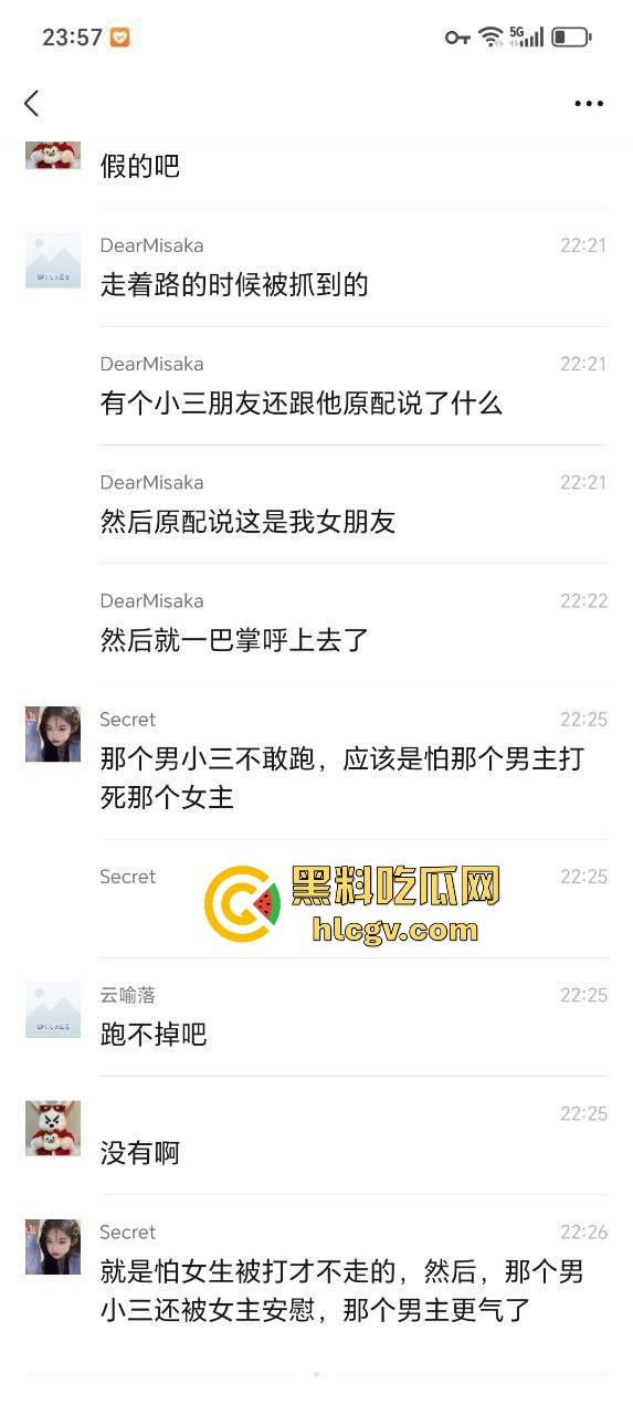 汕头街头捉奸现场变大乱斗！男子抓现行，揪老婆头发猛打，小三哥真爱护花抱腿求饶！  第2张