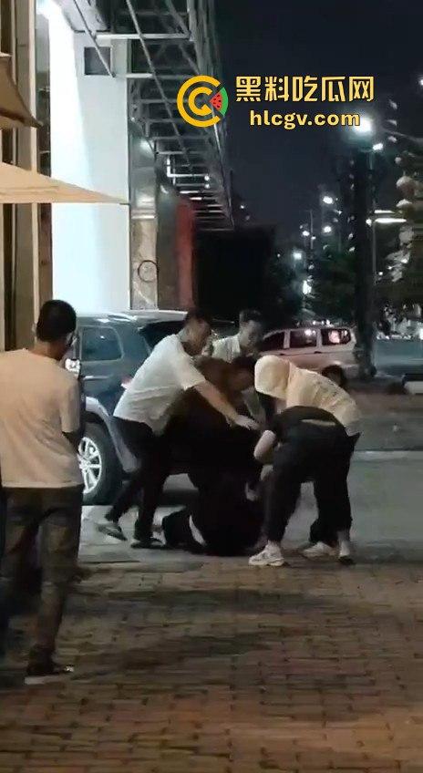 汕头街头捉奸现场变大乱斗！男子抓现行，揪老婆头发猛打，小三哥真爱护花抱腿求饶！  第5张