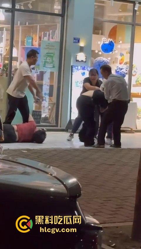 汕头街头捉奸现场变大乱斗！男子抓现行，揪老婆头发猛打，小三哥真爱护花抱腿求饶！  第7张