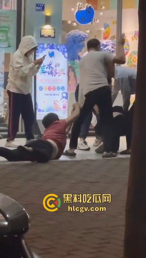 汕头街头捉奸现场变大乱斗！男子抓现行，揪老婆头发猛打，小三哥真爱护花抱腿求饶！  第8张
