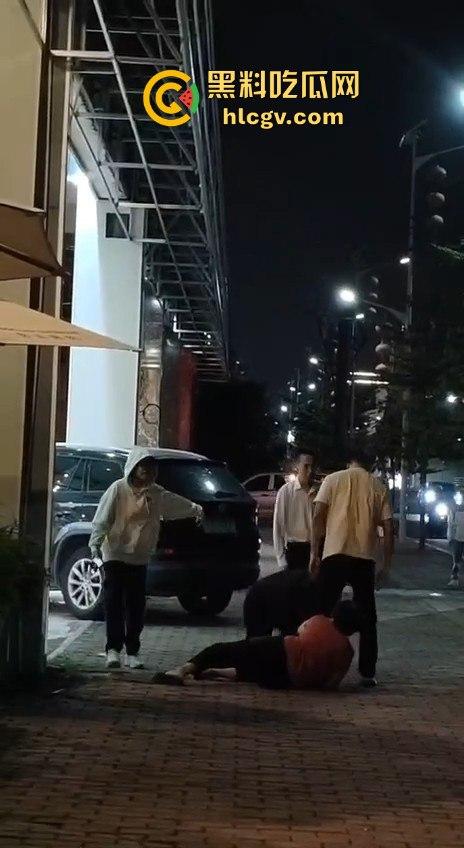 汕头街头捉奸现场变大乱斗！男子抓现行，揪老婆头发猛打，小三哥真爱护花抱腿求饶！  第10张