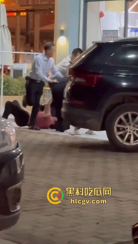 汕头街头捉奸现场变大乱斗！男子抓现行，揪老婆头发猛打，小三哥真爱护花抱腿求饶！  第12张