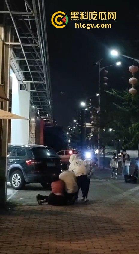 汕头街头捉奸现场变大乱斗！男子抓现行，揪老婆头发猛打，小三哥真爱护花抱腿求饶！  第13张