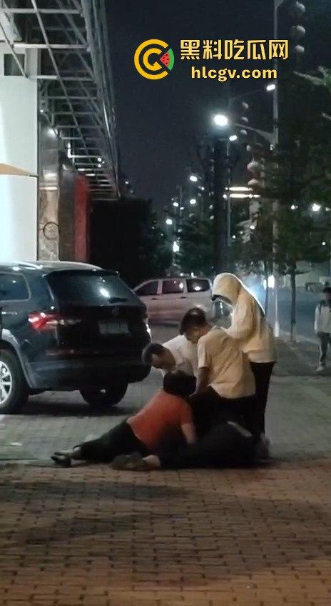 汕头街头捉奸现场变大乱斗！男子抓现行，揪老婆头发猛打，小三哥真爱护花抱腿求饶！  第15张