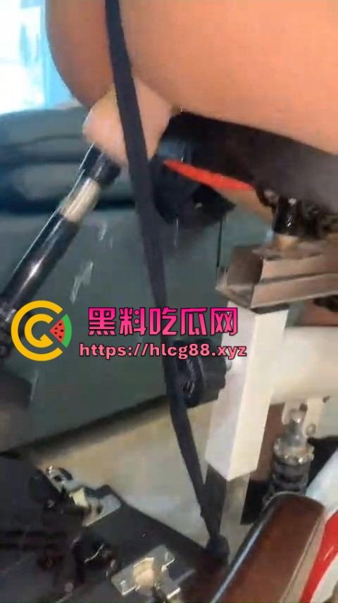 深圳罗湖三中『孙友鑫』动感炮机车练骚穴，家中炮机操穴喷淫瀑，飞流三千尺全是淫水透心凉！  第11张