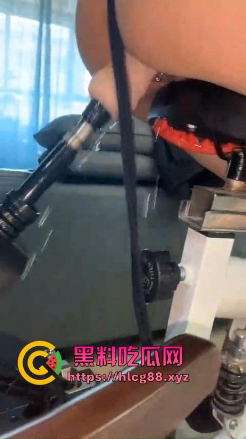 深圳罗湖三中『孙友鑫』动感炮机车练骚穴，家中炮机操穴喷淫瀑，飞流三千尺全是淫水透心凉！  第12张