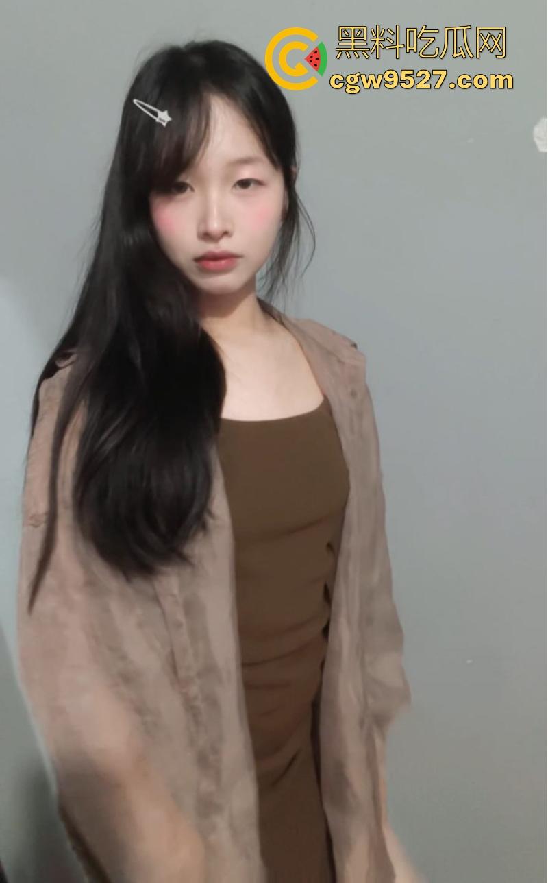 高颜值福利姬【小绒ovo】极品性感尤物露脸裸舞自慰，动作撩人边脱边舞，每一寸肌肤都散发致命诱惑！  第5张