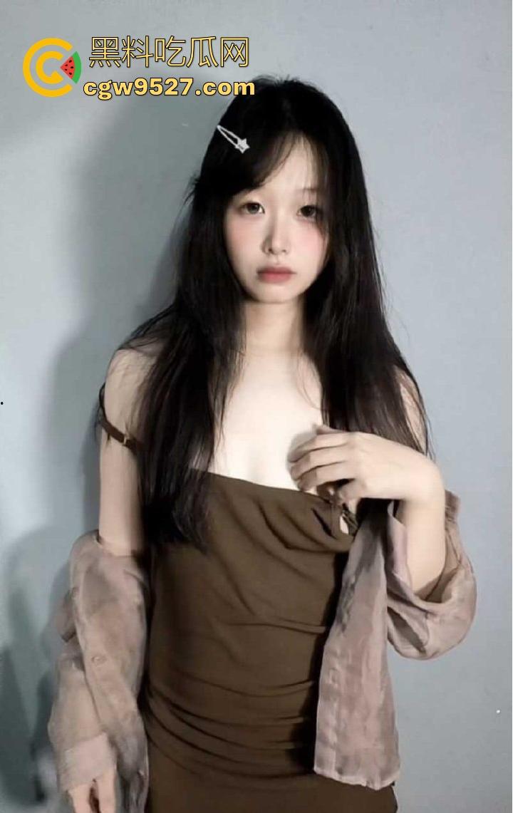 高颜值福利姬【小绒ovo】极品性感尤物露脸裸舞自慰，动作撩人边脱边舞，每一寸肌肤都散发致命诱惑！  第6张