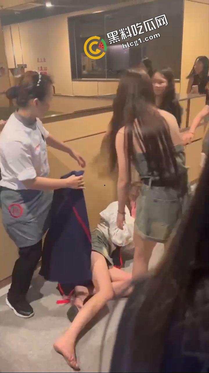 重庆海底捞女人打架原视频！什么长腿飞踢 奶子砸脸 能不能让我也加入战斗  第4张