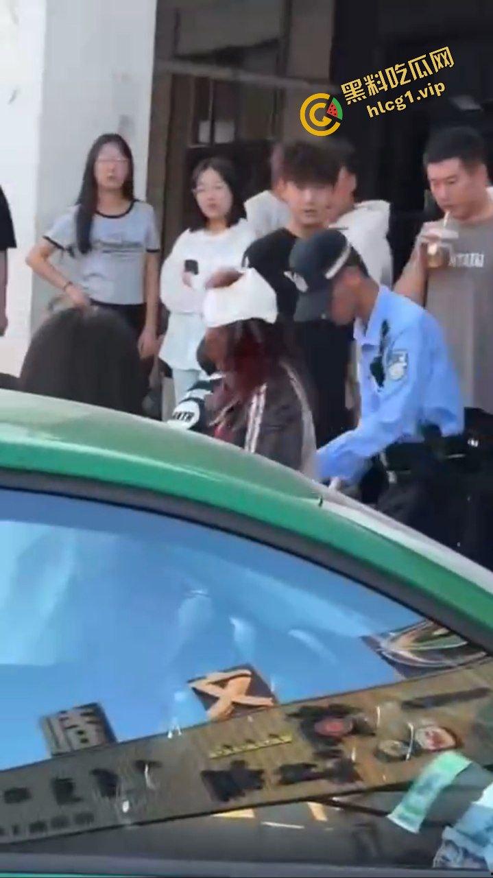 精神小妹为爱冲锋 菜刀制裁贱小三『刘筱萸』加对象换警察银手铐！  第3张