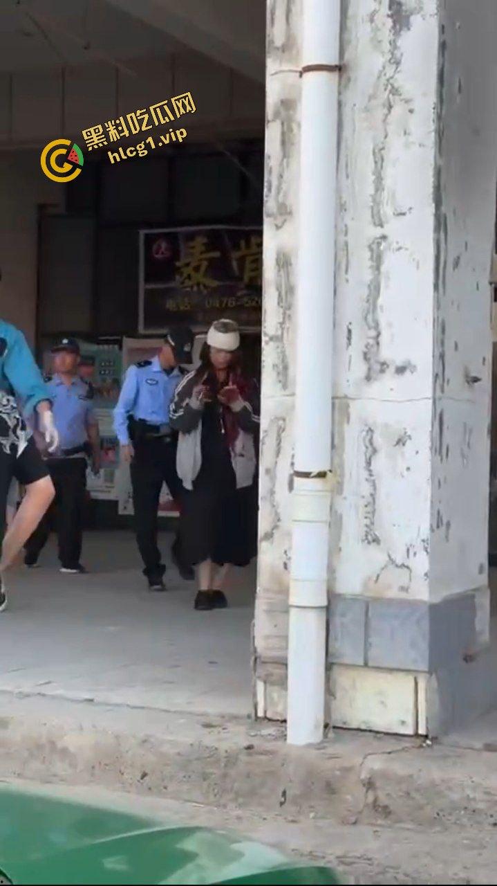 精神小妹为爱冲锋 菜刀制裁贱小三『刘筱萸』加对象换警察银手铐！  第7张